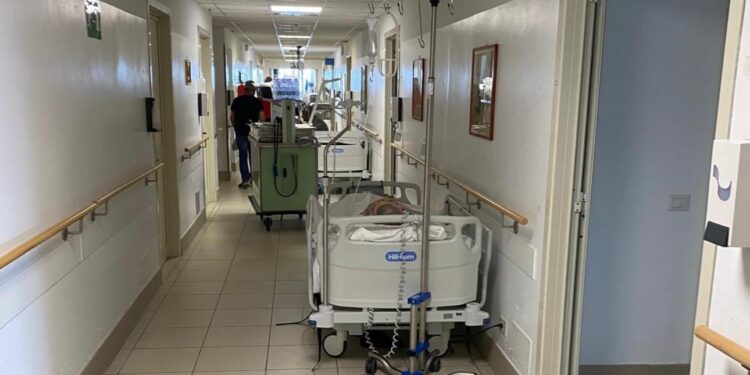 Dall’Oncologico Businco al San Francesco la sanità in Sardegna è un dramma: condizionatori rotti, poco personale e pazienti nei corridoi
