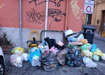 Cagliari, discarica abusiva nel cuore di Villanova: “Da anni i rifiuti invadono via San Giovanni, è una vergogna”