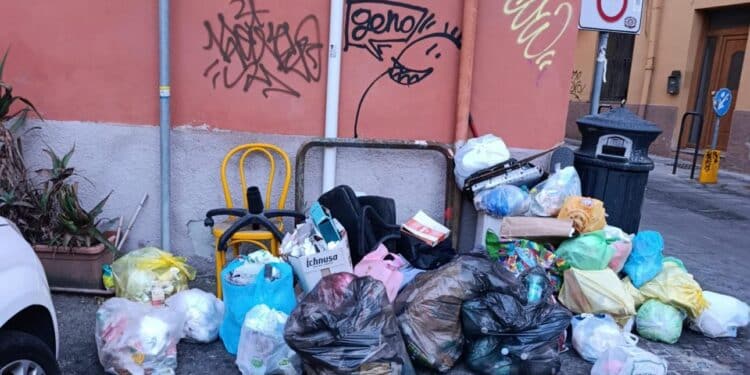 Cagliari, discarica abusiva nel cuore di Villanova: “Da anni i rifiuti invadono via San Giovanni, è una vergogna”