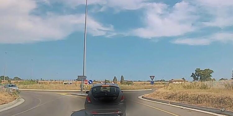 Tragedia sfiorata sulla nuova rotonda della ss195: anziano entra contromano e dribbla diversi incidenti (VIDEO)