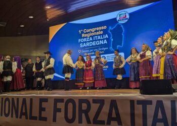 Forza Italia, l’ultima stravagante idea di Gianni Chessa: nel ballo sardo sfrenato si gioca a combattere l’Argia davanti a Tajani