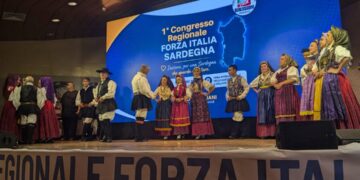 Forza Italia, l’ultima stravagante idea di Gianni Chessa: nel ballo sardo sfrenato si gioca a combattere l’Argia davanti a Tajani