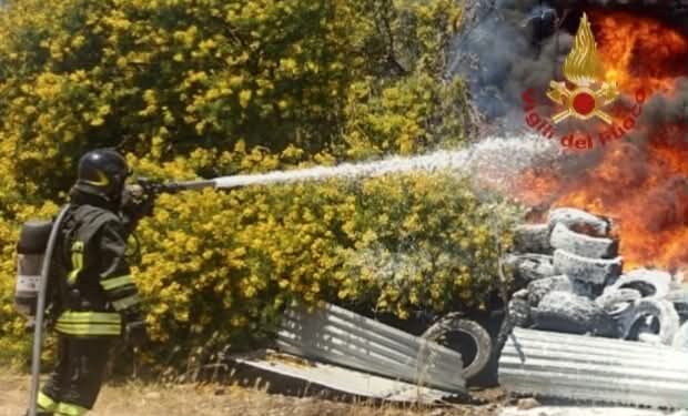 Capoterra, il fuoco vola altissimo e divora le carcasse di un’ex azienda: in azione i vigili del fuoco