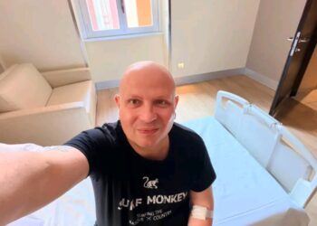 Il parlamentare Deidda annuncia un percorso di cure: “Ridurrò gli impegni, ma continuo a lavorare”. E si mostra sorridente in un selfie