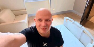 Il parlamentare Deidda annuncia un percorso di cure: “Ridurrò gli impegni, ma continuo a lavorare”. E si mostra sorridente in un selfie