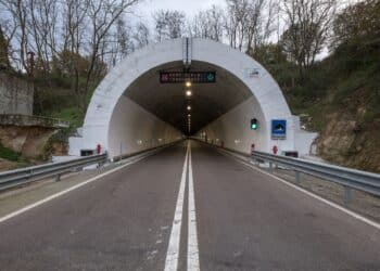 Chiodi sulla carreggiata lungo le Ss 554 e 125 var: “Almeno 5 auto hanno forato le gomme”