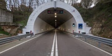 Chiodi sulla carreggiata lungo le Ss 554 e 125 var: “Almeno 5 auto hanno forato le gomme”