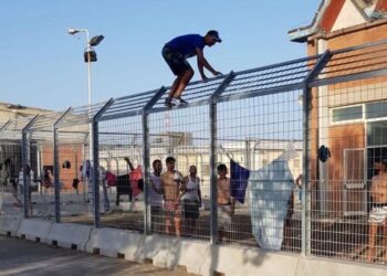 Monastir, “Il centro di accoglienza scoppia, è una bomba a orologeria”: nessun controllo di sera, risse e fughe