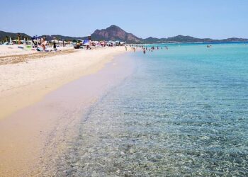 Tragedia in spiaggia a Monte Nai, muore per un malore fatale un uomo di 61 anni