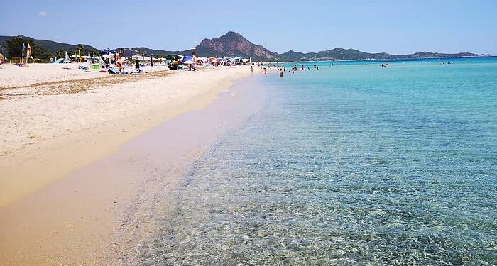 Tragedia in spiaggia a Monte Nai, muore per un malore fatale un uomo di 61 anni