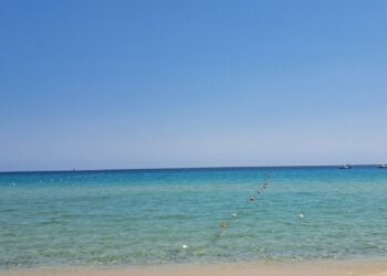 Muore a 61 anni in spiaggia a Monte Nai e il nipotino viene salvato dall’annegamento: “Vi racconto la tragedia davanti ai miei occhi”