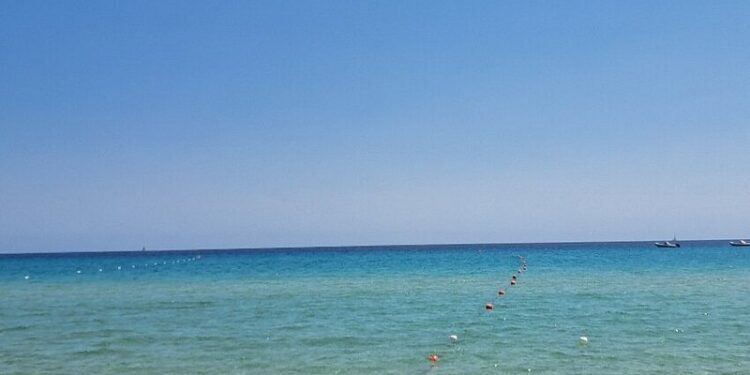 Muore a 61 anni in spiaggia a Monte Nai e il nipotino viene salvato dall’annegamento: “Vi racconto la tragedia davanti ai miei occhi”