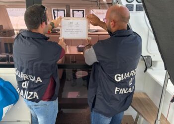 Controlli sulle imbarcazioni di lusso a Olbia, sequestrato un catamarano del valore di oltre 600 mila euro: una denuncia per contrabbando