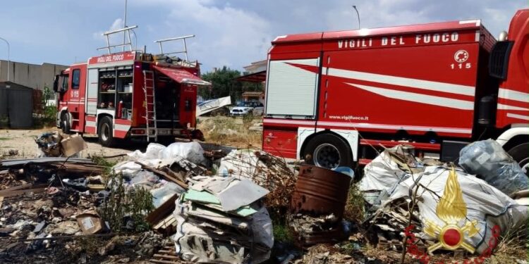 Sanluri, incendio in un deposito edile nella zona industriale: fiamme alte, momenti di paura