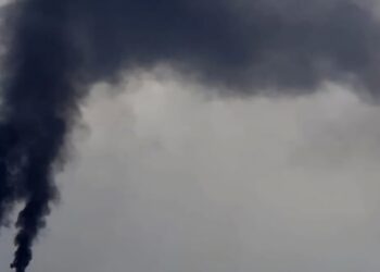 Odore nauseabondo nell’aria da Sarroch a Sinnai: la preoccupazione aumenta e arrivano le prime denunce