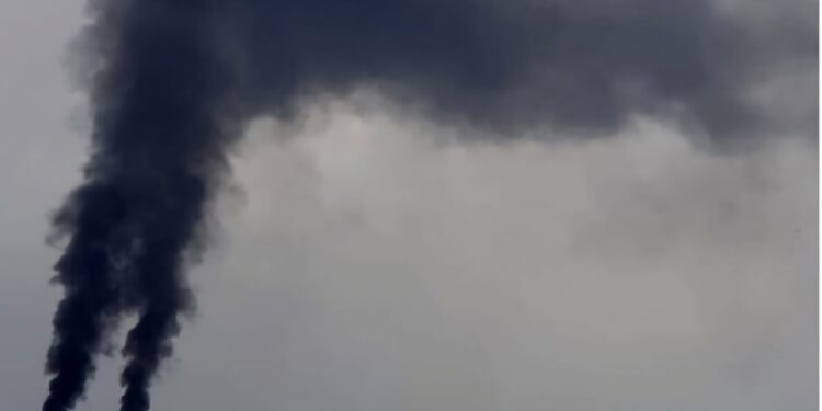 Odore nauseabondo nell’aria da Sarroch a Sinnai: la preoccupazione aumenta e arrivano le prime denunce