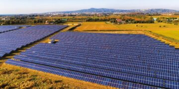Teulada, una maxi-distesa di pannelli fotovoltaici all’ingresso del paese: il Comune si oppone