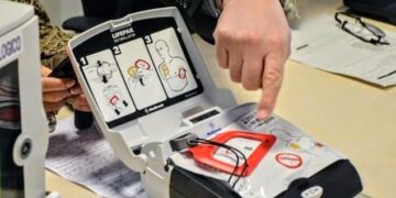 Cagliari, salva il collega in ufficio colto da arresto cardiaco: “Papà sono fiera di te”