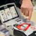 Cagliari, salva il collega in ufficio colto da arresto cardiaco: “Papà sono fiera di te”