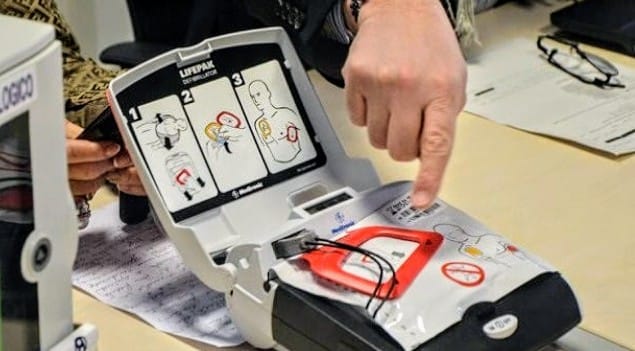 Cagliari, salva il collega in ufficio colto da arresto cardiaco: “Papà sono fiera di te”