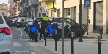Cagliari, sorpassa auto e autobus sulla linea continua in viale Trieste: fermato dalla Polizia Locale, poi va al bar in attesa della multa