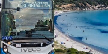 A Mari Pintau e Kal’e Moru in bus grazie alla tassa di soggiorno: Quartu investe sui mezzi pubblici e porta al mare cittadini e turisti