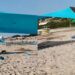 Costa Rei, maxi accampamento abbandonato per ore sulla spiaggia