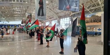 Protesta all’aeroporto di Elmas: presidio pro Palestina contro la presenza di militari israeliani in Sardegna