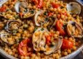 La cultura nel piatto, Fregula cun cocciulas o Fregola sarda con arselle: il Mediterraneo in una manciata di grani