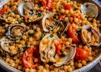 La cultura nel piatto, Fregula cun cocciulas o Fregola sarda con arselle: il Mediterraneo in una manciata di grani