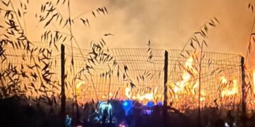 Maracalagonis, grosso incendio durante la notte: le fiamme lambiscono le abitazioni