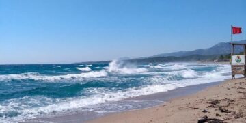 Tortolì, vano l’appello del Comune che avvisava di non entrare in acqua: una donna muore annegata