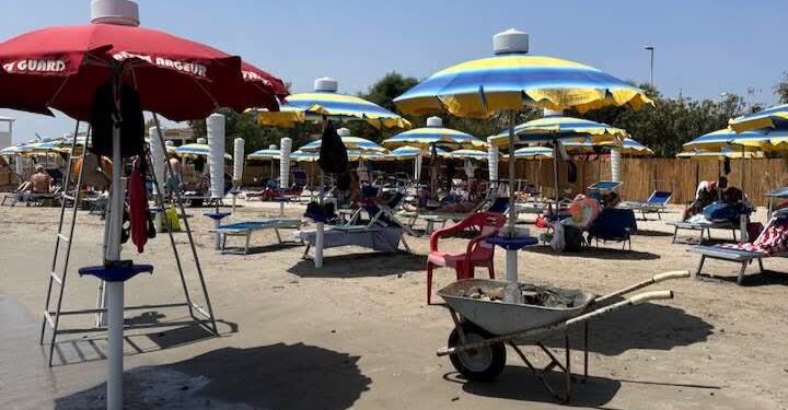 Al Villaggio dei Pescatori sinergia di forze per sistemare la spiaggia dopo la mareggiata