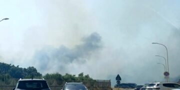 Carbonia, grosso incendio a ridosso delle case: fiamme alte alimentate dal forte vento minacciano anche l’ospedale Sirai