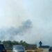 Carbonia, grosso incendio a ridosso delle case: fiamme alte alimentate dal forte vento minacciano anche l’ospedale Sirai