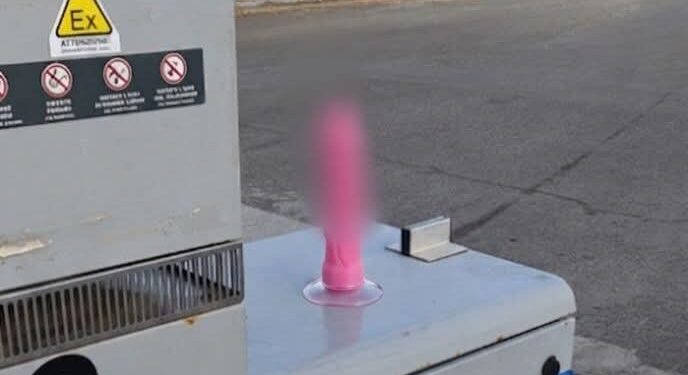 Sex toy sul distributore di carburante a Sanluri, l’ironia del proprietario: “Qualcuno è rimasto contento del prezzo”