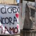 San Sperate, maxi dedica d’amore in piazza, da giorni sventola un lenzuolo che recita: “Io ci credo ancora, ti amo”