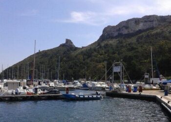 Cagliari, commerciante picchiata e quasi derubata per un rimprovero a Marina Piccola: 15 giorni di prognosi