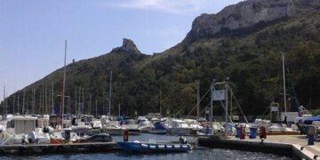Cagliari, commerciante picchiata e quasi derubata per un rimprovero a Marina Piccola: 15 giorni di prognosi