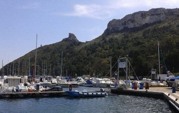 Cagliari, 13enne molestata a Marina Piccola da un uomo: salvata da due ragazze che l’hanno soccorsa