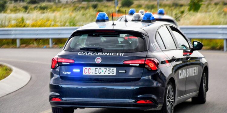Tragedia sfiorata a Settimo San Pietro: i carabinieri sfondano il portone con l’auto e salvano un giovane