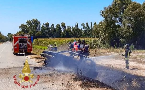 Arborea, auto esce di strada e prende fuoco: illeso il conducente