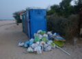 Chia, cumuli di rifiuti accolgono i bagnanti a Campana Pontile