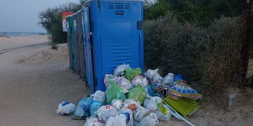 Chia, cumuli di rifiuti accolgono i bagnanti a Campana Pontile