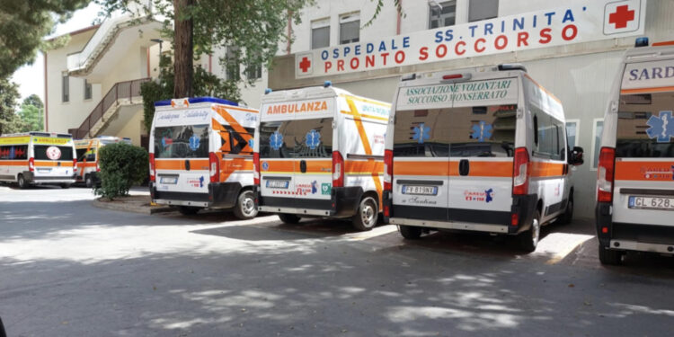 Pronto soccorso del Ss. Trinità oberato di lavoro: ambulanze in fila, anziani attendono una visita anche da 16 ore