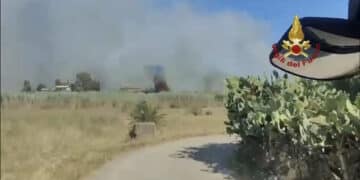Paura a Elmas, grandissimo incendio lungo la 130: chiusa parte della statale e case evacuate (VIDEO)