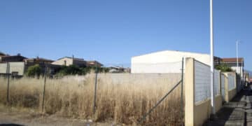 Assemini, area pubblica della Regione Sardegna in via Iglesias nel degrado: “Sterpaglie e cumuli di rifiuti hanno alimentato le fiamme”
