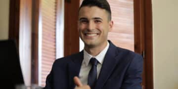 Carbonia, giovane medico sestese prosegue un intervento nonostante un infortunio e salva la vita al paziente: “Siamo fieri di te”