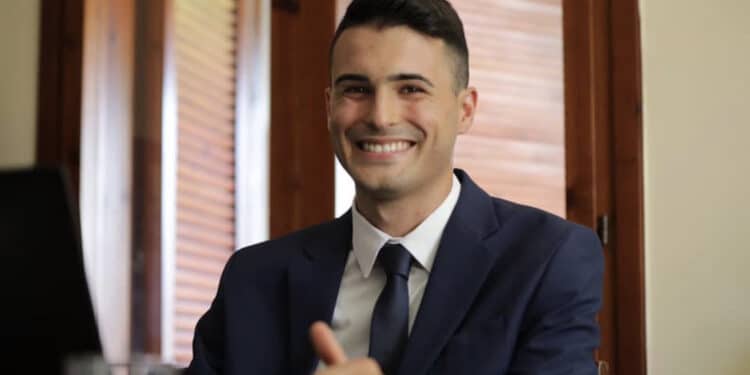 Carbonia, giovane medico sestese prosegue un intervento nonostante un infortunio e salva la vita al paziente: “Siamo fieri di te”