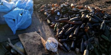 Quartu, dopo l’incendio emerge una discarica abusiva a cielo aperto: sette quintali di immondizia nascosta tra l’erba andata in fumo